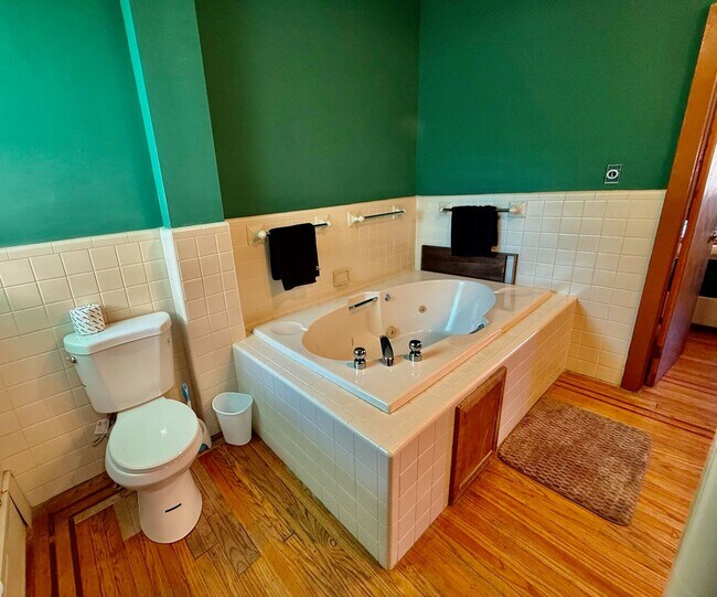 Building Photo - SPACIOUS & MODERN 3 BED/2.5 BA HOUSE w/ AC-Inlaid HARDWOOD Flooring-WASHER/DRYER & Rear PATIO in ...