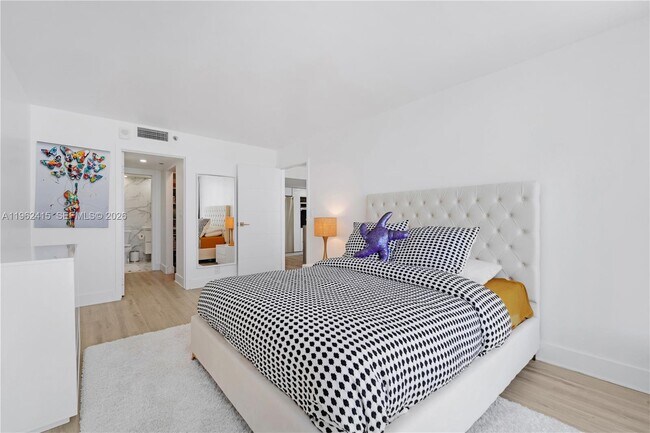 Building Photo - 7601 E Treasure Dr