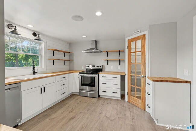 Building Photo - 142 N Taylor Ave