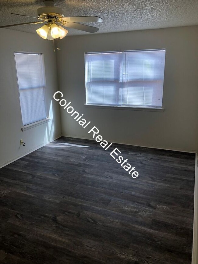 Building Photo - 2 Bedroom 1 and 1/2 Bathroom Apartment in ...