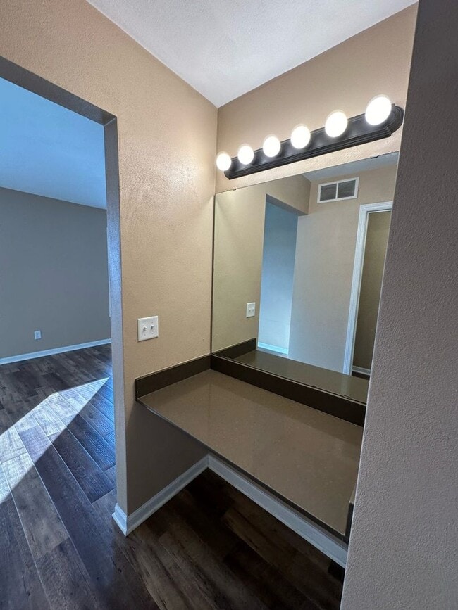 Building Photo - 2 Bedroom 1.5 Bath Spacious Townhome
