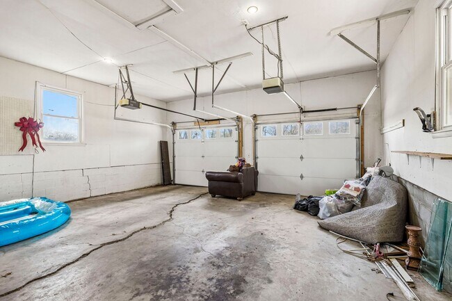 Building Photo - Experience the perfect blend of privacy and open space in this beautifully maintained 3-bedroom, ...