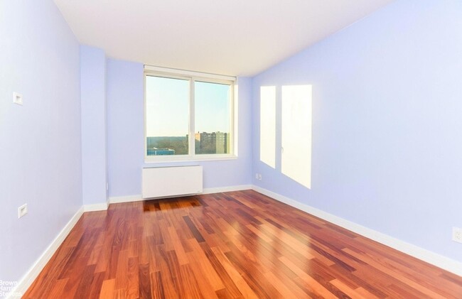 Building Photo - 640 W 237th St