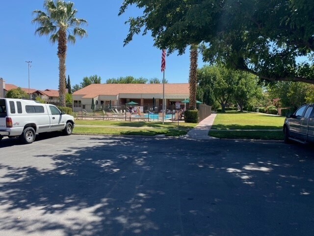 Building Photo - 545 S Valley View Dr
