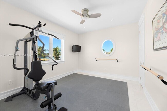 Building Photo - 1460 S Treasure Dr
