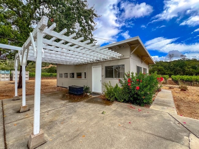 Building Photo - Three Bedroom St. Helena Home with Stunnin...
