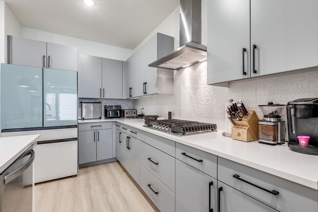 Building Photo - LUXURY 3-BEDROOM TOWNHOUSE AT GRAYSON HOUSE