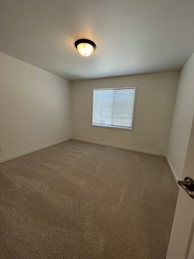 Building Photo - 3 Bed 3 Bath Townhome