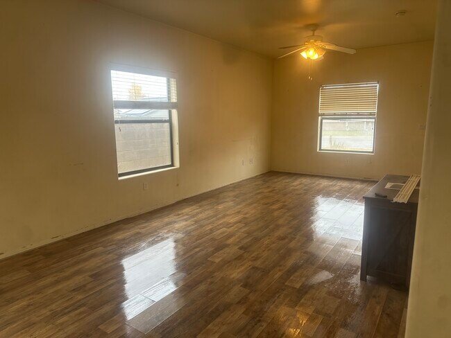 Building Photo - 720 N 6th Dr