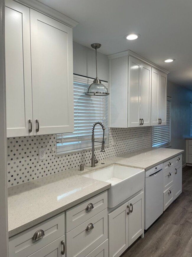 Building Photo - Beautiful Mid Century 3 Bedroom 3.5 Bathro...