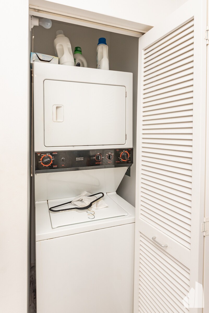 Building Photo - 21 W Chestnut St