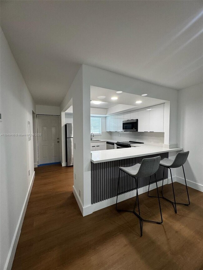 Building Photo - 1460 SW 24th Ct