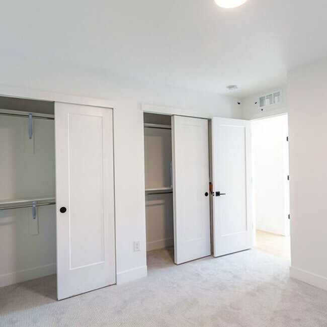 Building Photo - 4bd Rental Duplex! Private Yard, Garage, C...