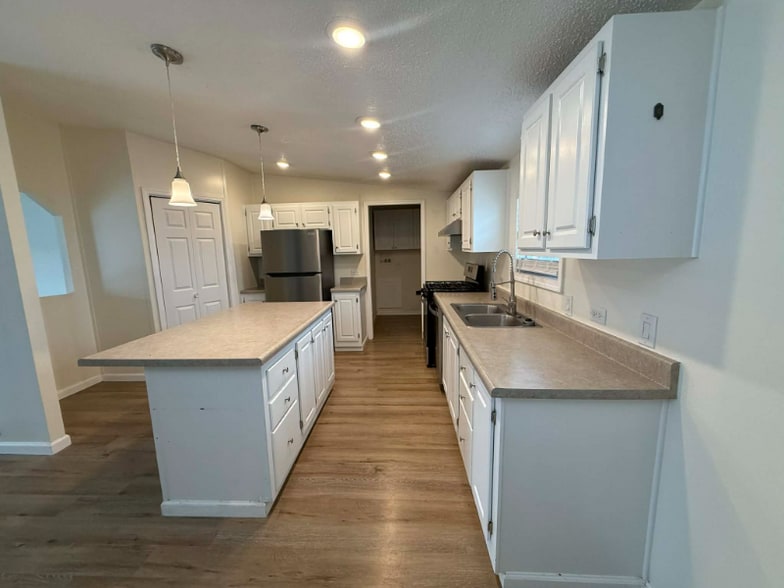 Primary Photo - 3319 Ridgewood Ave