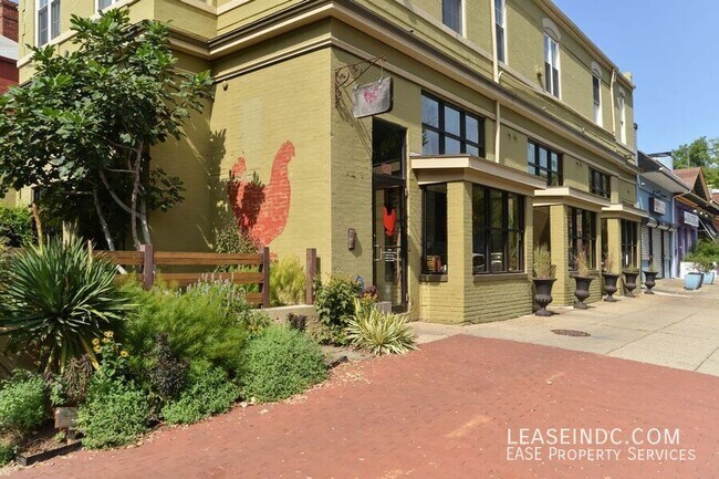Building Photo - 158 Todd Pl NE
