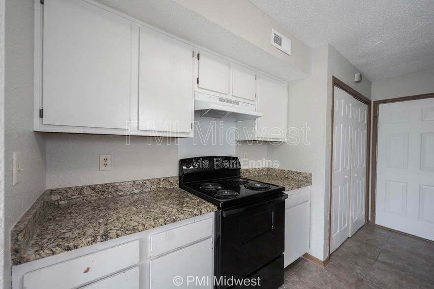 Building Photo - 10325 Liverpool Way