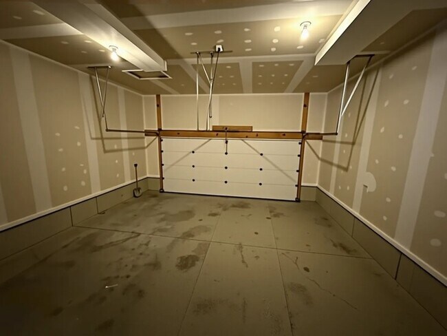 Building Photo - Single Family Home