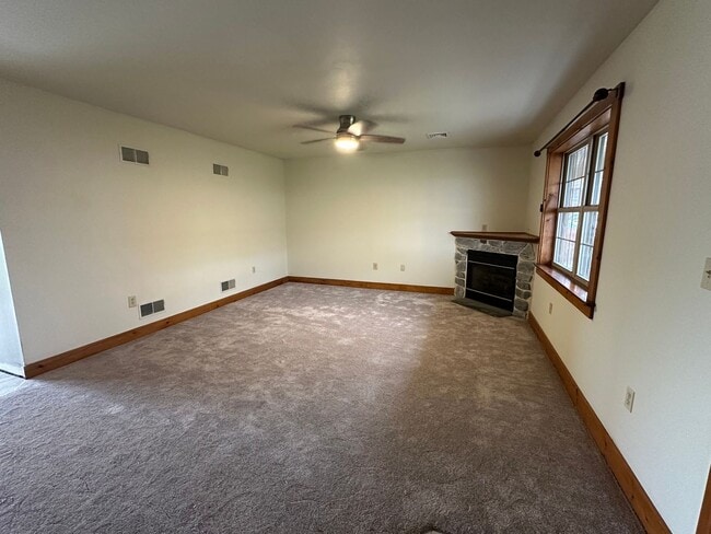 Building Photo - 3 Bedroom Townhouse Leola