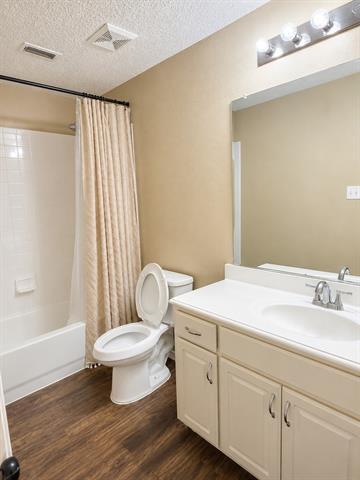 Building Photo - 9505 Thorncliff Dr
