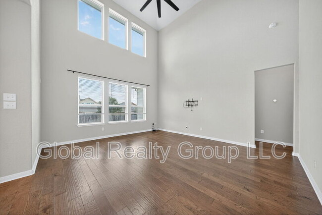 Building Photo - 812 Silver Fox