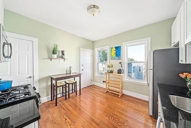 Building Photo - 89 Train St