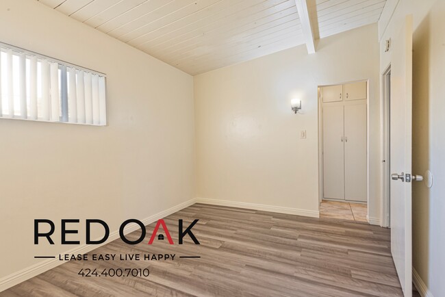 Building Photo - Charming, Bright and Spacious Top Floor On...