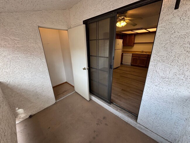 Building Photo - Gorgeous condo is a spacious 2Bed/2Bath un...