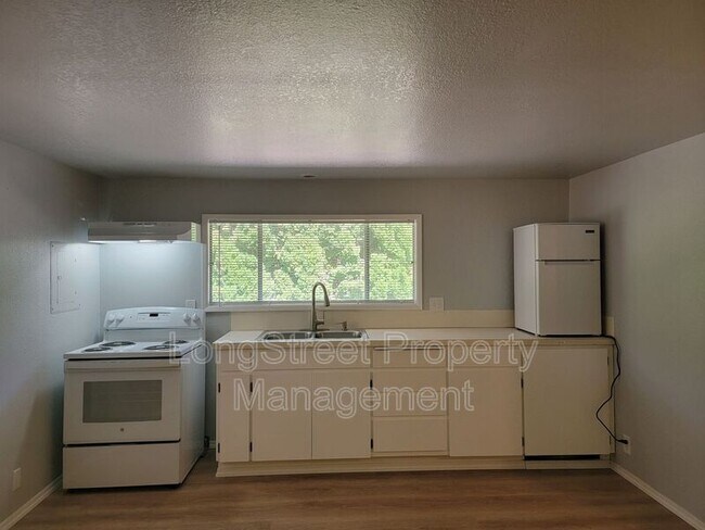 Building Photo - 1140 SW Stamm Pl