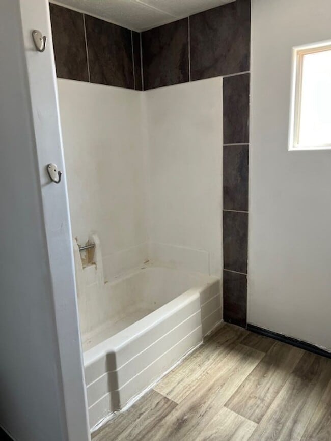 Building Photo - Cozy 2 Bedroom