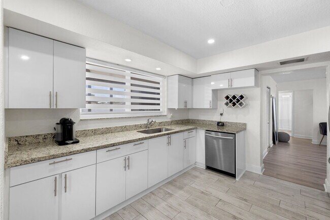 Building Photo - 7021 SW 10th Ct