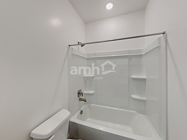 Building Photo - 1318 E White St