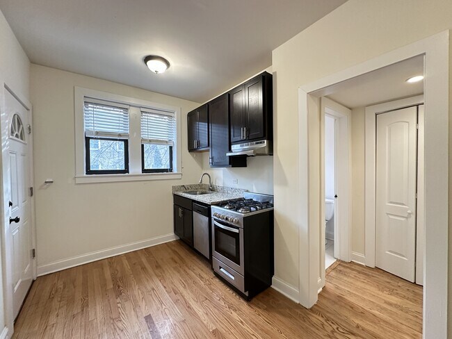 Building Photo - 4039.5 N Ashland Ave