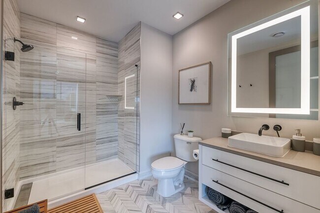 Building Photo - Stunning 1 Bed, 1 Bath Apartment in Downto...