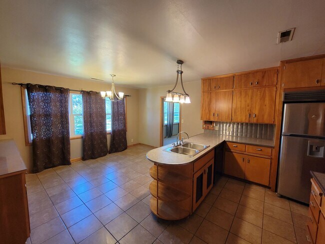 Building Photo - 1103 College St