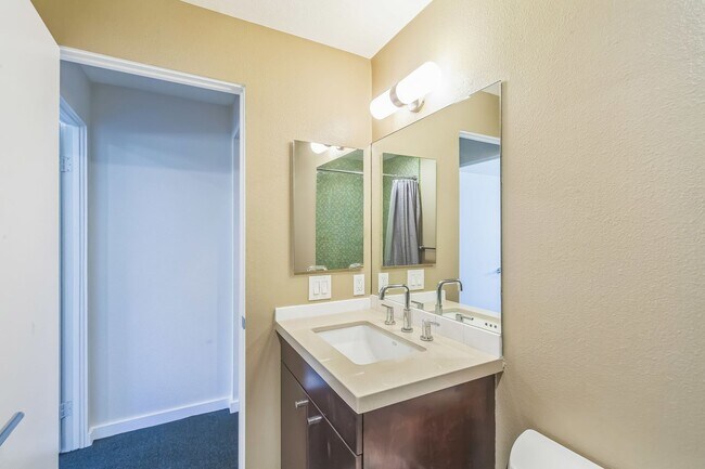 Building Photo - 2 Bed / 2 Bath Townhome at Biltmore, Palm ...