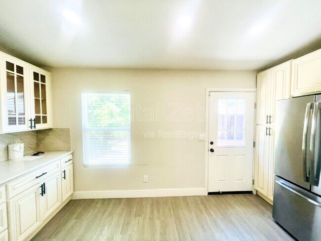 Building Photo - 423 El Portal Ct