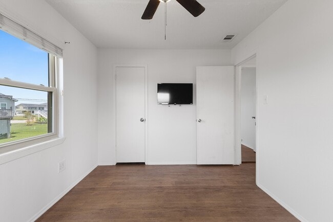 Building Photo - 4014 Kent Dr