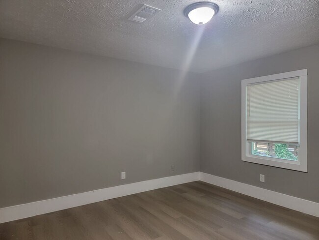 Building Photo - Accepting  DeKalb Housing Choice & HUD /VA...