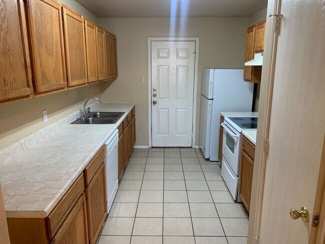 Building Photo - Charming 3-Bed, 2-Bath Home with Fenced Ya...