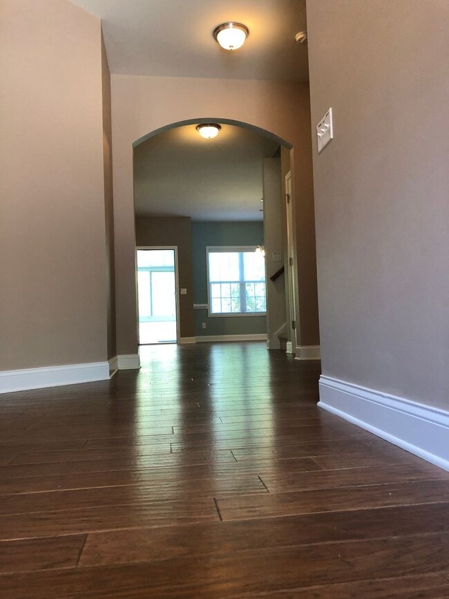 Building Photo - Stunning 3 bedroom, 2 1/2 bath 2 story home