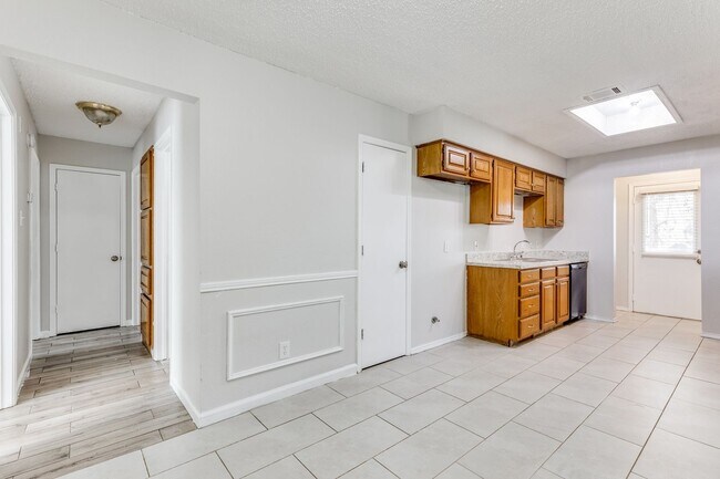 Building Photo - Easy Access to Highways with this 3BR in A...