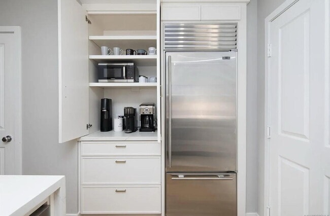 Building Photo - "Chic Beachside Living: 1-Bedroom Retreat ...