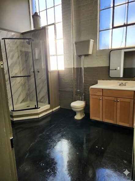 2nd Full Bath - 600 Virginia St W