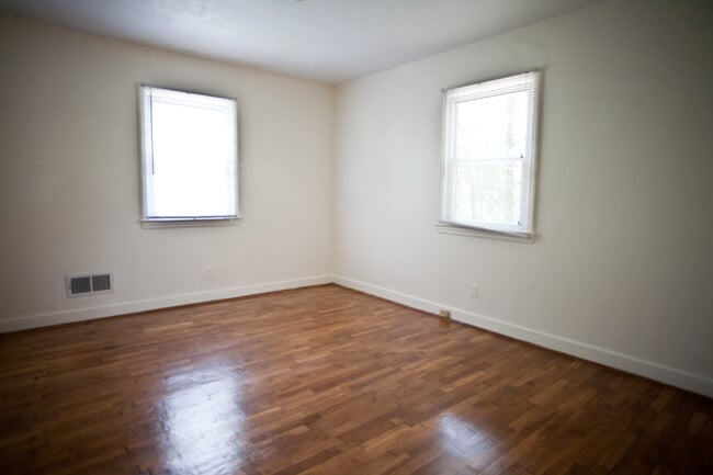 Building Photo - Walk or Ride to UNC Hospital from this 2 bedroom condo