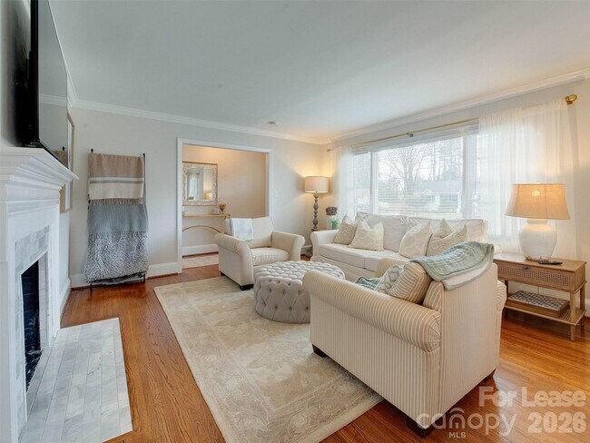 Building Photo - 3221 Sunset Dr