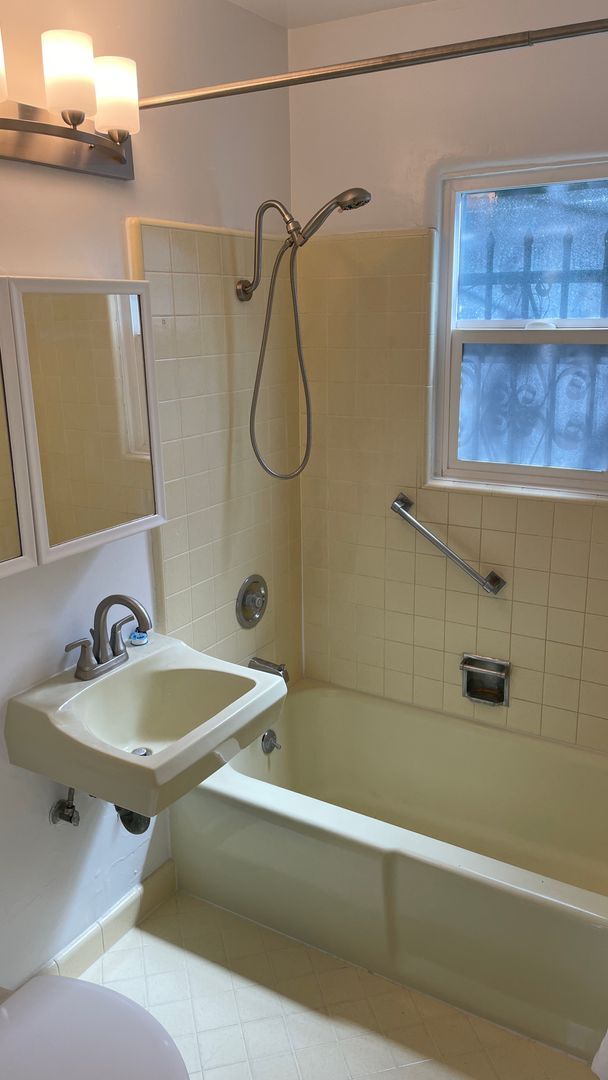 Building Photo - West LA Gem - 2 bed / 1 bath