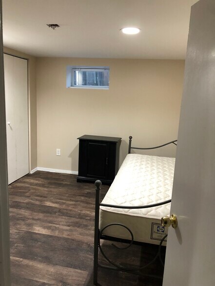 Building Photo - 22 Oneida Ave