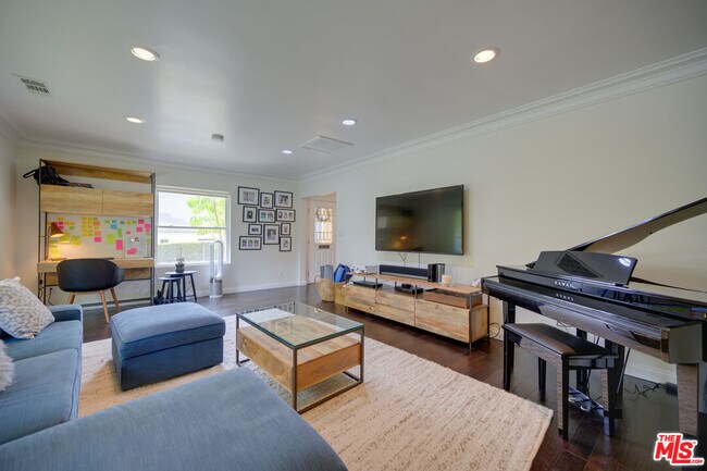 Building Photo - 2241 S Beverly Dr