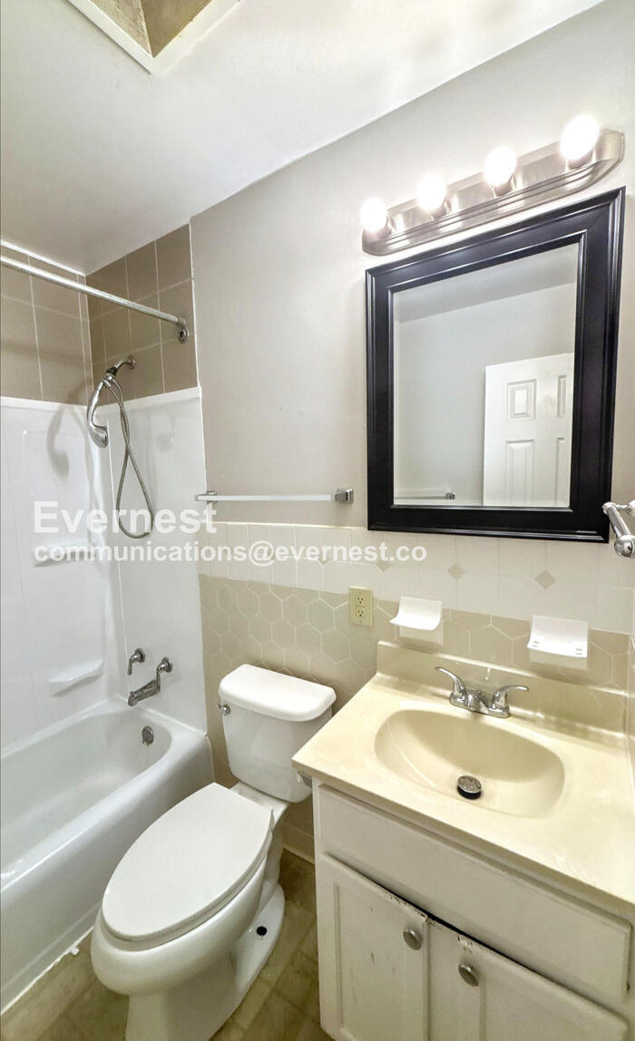 Building Photo - 2143 Wadsworth Dr