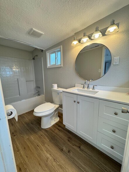 Building Photo - 2420 Edwin St NE